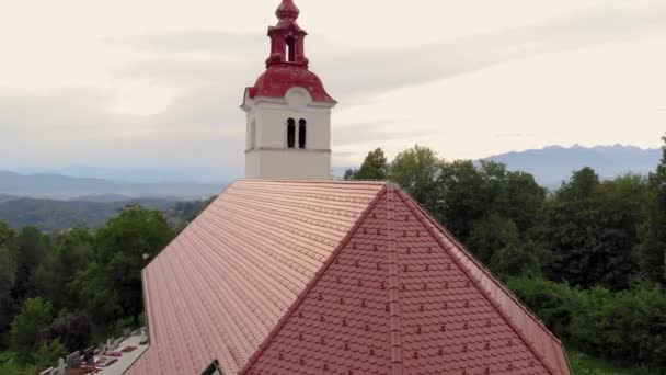 Close Luchtfoto Van Een Kerk Slovenië Europa Drone Pan — Stockvideo