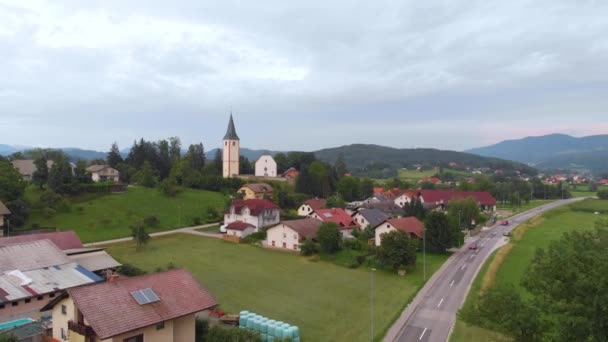 Slovenya Daki Bir Kilise Köyün Dikey Çekim Görüntüleri Avrupa Evler — Stok video