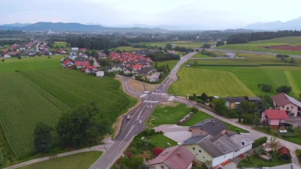 Horní Letecký Pohled Vesnici Slovinsku Silnice Pohybujícími Automobily Domy Polními — Stock video