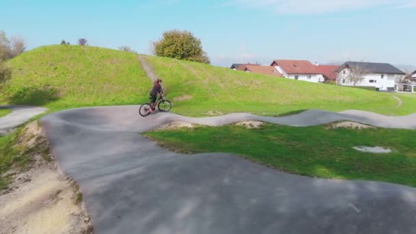 Мужчина Женщина Велосипеде Велосипедной Дорожке Домзале Словения — стоковое видео