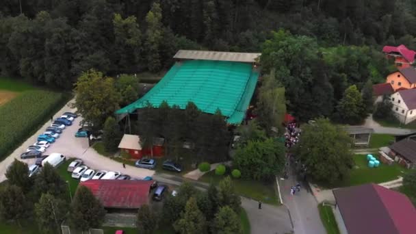 Vista Aérea Hermoso Edificio Verde Que Muestra Pocas Casas Pequeñas — Vídeos de Stock