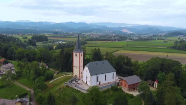 Aerial Siga Imagens Foco Uma Igreja Aldeia Com Telhado Cinza — Vídeo de Stock