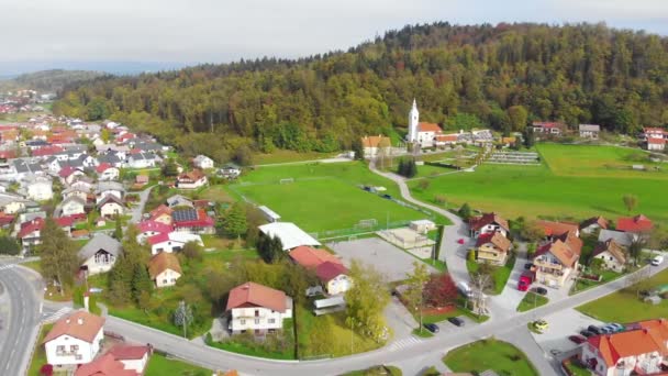 Foto Gran Paralaje Aéreo Una Escuela Los Suburbios Domzale Eslovenia — Vídeo de stock