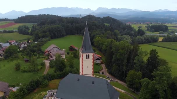Aerial Siga Las Imágenes Enfoque Campanario Iglesia Con Vista Pueblo — Vídeos de Stock