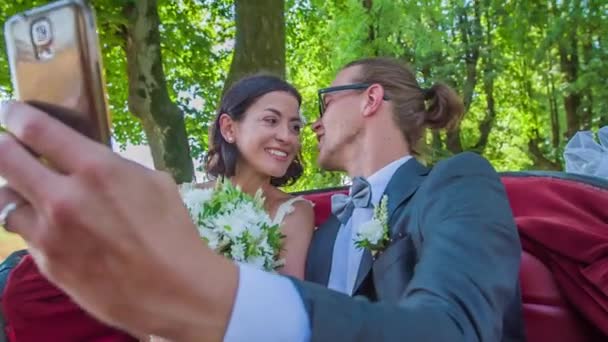 Tiro Close Recém Casado Tomando Uma Selfie Enquanto Beija Uma — Vídeo de Stock