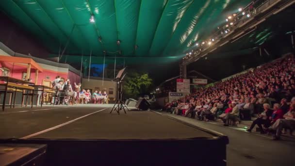 Audiência Estudante Teatro Verão Desfrutando Performance Vivo Palco — Vídeo de Stock