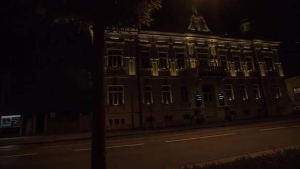 Ein Schön Architektonisches Gebäude Neben Dem Hohen Der Nacht Vom — Stockvideo