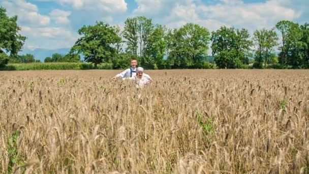 Twee Kinderen Die Zorgeloos Door Het Tarweveld Lopen Langzame Beweging — Stockvideo