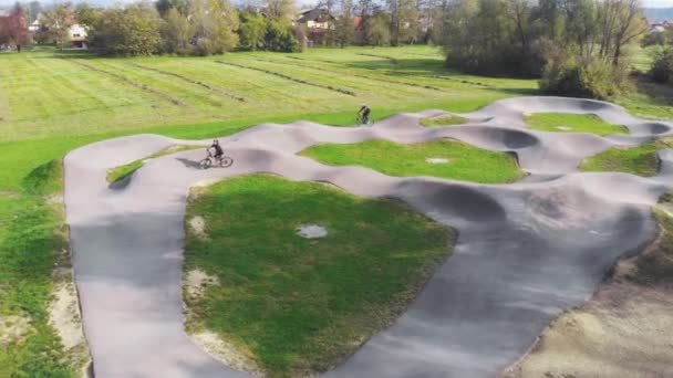 Man Och Kvinna Cyklar Pumpbana Park Domzale Slovenien — Stockvideo