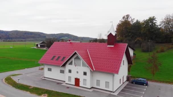 Ευρωπαϊκό Κτίριο Στυλ Ένα Αγροτικό Προάστιο Της Domzale Σλοβενία Στην — Αρχείο Βίντεο
