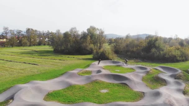 Två Personer Cyklar Cykelbana Park Domzale Slovenien — Stockvideo