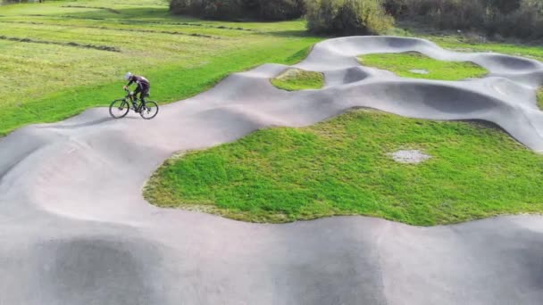 Ένας Άνδρας Ποδήλατο Bmx Μια Πίστα Αντλίας Στο Domzale Σλοβενία — Αρχείο Βίντεο