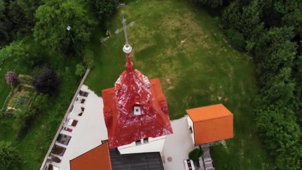 Kilise Kulesinin Solmuş Turuncu Kırmızı Boyalı Insansız Hava Aracıyla Çekilmiş — Stok video