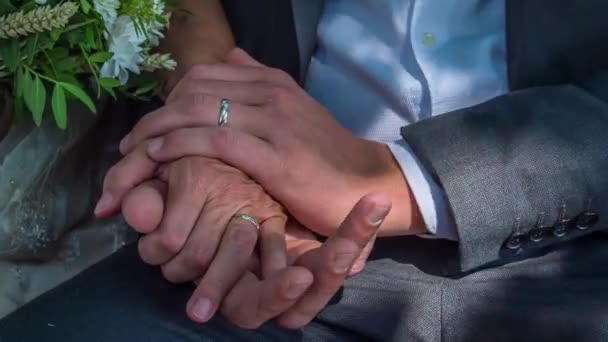 Мужчина Держит Жену Руку После Поженились Можно Увидеть Обручальные Кольца — стоковое видео