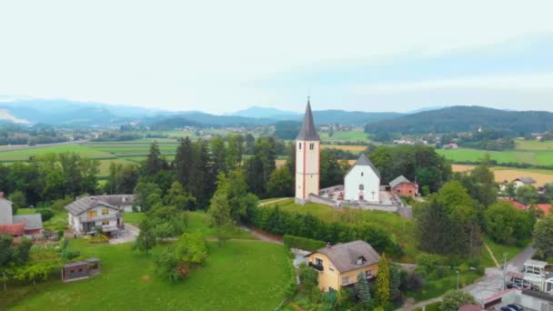 スロベニアヨーロッパの村の教会の空中映像風景 — ストック動画
