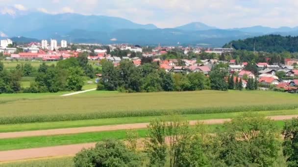 Vista Las Tierras Cultivo Con Ciudad Fondo Polonia Pedestal Aéreo — Vídeo de stock