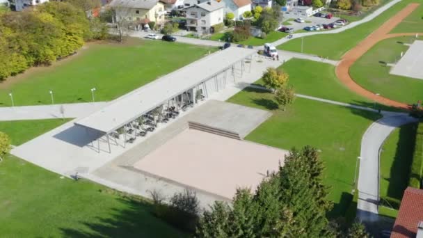 Flygfoto Över Grön Park Och Litet Café Staden Domzale Slovenien — Stockvideo