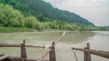 Okçular, Drava Nehri Muta tarihi gezisinde tahta küreklerle Slovenya 'yı takip ediyorlar.