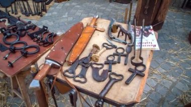 Demircilik sergisinde sergilenen el yapımı alet ve bıçaklar