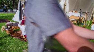 Slovenya 'nın Slovenya kentinde düzenlenen sergide babasıyla birlikte ortaçağ dönemi geçimi yaşayan çocuk.