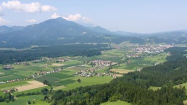 Slovenya 'nın güneşli bir gününde Slovenya Gradec kenti ve Mislinjska dobrava vadisini yüksek irtifadan çektiler