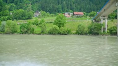 Drava Nehri boyunca giden ve Slovenya 'da bir köprünün altından geçen bir tekneden görüntü