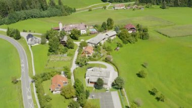 Küçük bir tatil köyünün insansız hava aracı fotoğrafı, kırsal bölgelerdeki evler..