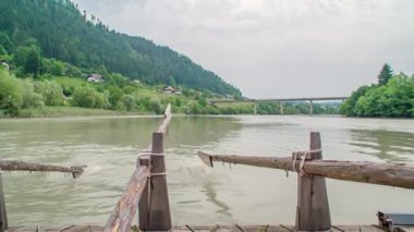 Drava Nehri 'ndeki bir Slovenya etkinliğinde kereste rafting iskelesinde kürek çeken adamın yavaş hareketi