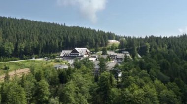 Slovenya 'daki güneşli alp kayak merkezi Kope' un havadan daire görüntüsü