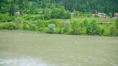 Slovenya, Drava nehrindeki motorlu tekneden köy manzarası