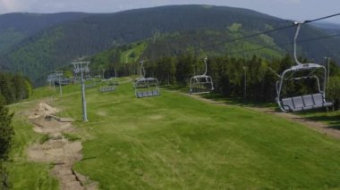 Slovenya 'daki Kope parkındaki kayak asansörünün hava görüntüsü, yazın dağ bisikleti için toprak yollar, insansız hava aracı çekim alanı.
