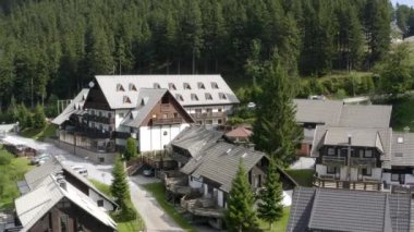 Otel Lukov Dom 'dan kalkan hava aracı Slovenya' daki Kope alp kayak merkezini ortaya çıkardı.