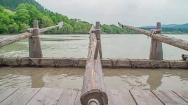Geleneksel bir kereste rafting iskelesinde Slovenya etkinliğinde bir çift tahta kürek.