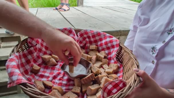 Bir Kadın Elinde Sepeti Karışık Bir Şal Ekmek Tuzlu Bir — Stok video