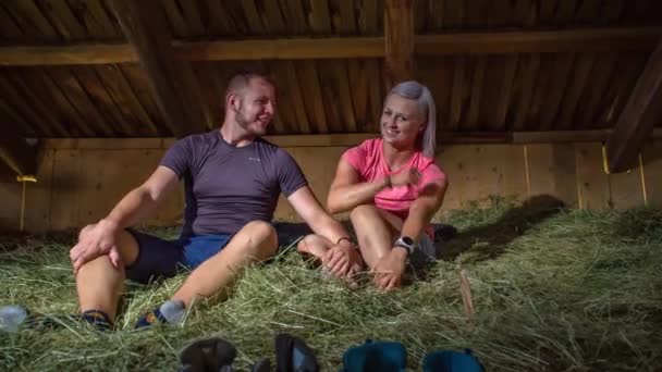 Pasangan Muda Turun Dari Rumput Kering Bawah Sebuah Gudang Kayu — Stok Video