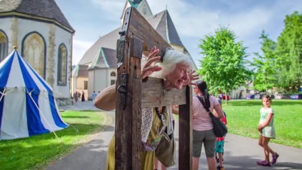 Mulher Velha Animado Por Colocar Cabeça Guilhotina Antiga Festival Medieval — Vídeo de Stock