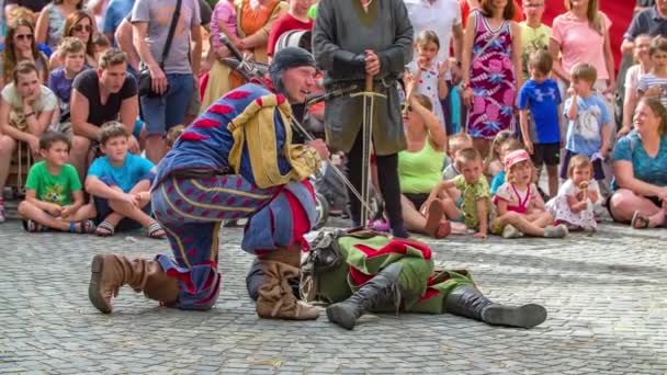 Acteurs Brengen Een Optreden Straat Een Europese Renaissance Beurs — Stockvideo