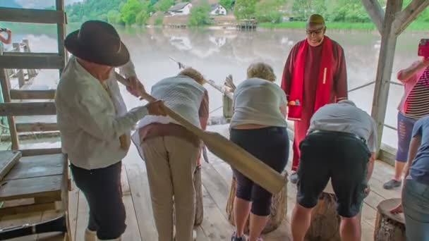 Vier Personen Jaren Bochten Krijgen Billenkoek Met Een Roeispaan Plezier — Stockvideo