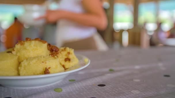 Σλοβενικό Παραδοσιακό Γεύμα Περιμένει Υπηρεσία Στην Επιφάνεια Εργασίας Panning Αριστερά — Αρχείο Βίντεο