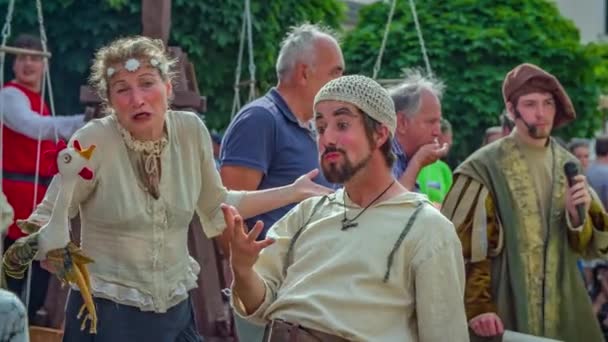 Mimes Performers Bewegen Door Menigte Van Toeristen Een Middeleeuwse Renaissance — Stockvideo