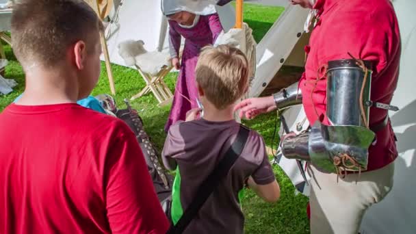 Hombre Traje Vintage Educa Los Niños Sobre Una Daga Pequeña — Vídeos de Stock