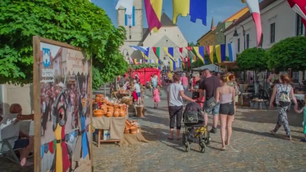 Żywa Kolorowa Atmosfera Tłumu Zgromadzona Średniowiecznym Festiwalu Slovenj Gradec Słowenia — Wideo stockowe