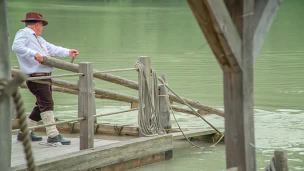 Drava Nehri Ndeki Ahşap Sala Yol Gösteren Bir Adamın Ağır — Stok video