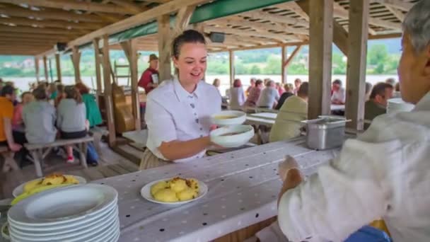 Офіціантка Збирає Їжу Щоб Служити Гостям Традиційний Дерев Яний Човен — стокове відео