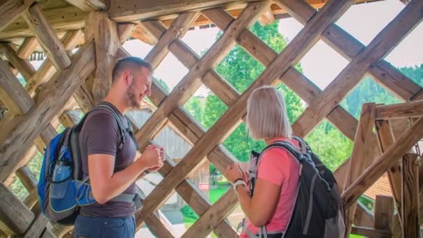 Een Paar Wandelaars Die Een Kopje Koffie Drinken Terwijl Genieten — Stockvideo