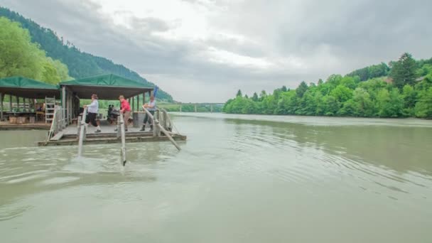 スロベニアのドラヴァ川沿いの伝統的な木造船所を漕ぐ3人の職人 — ストック動画