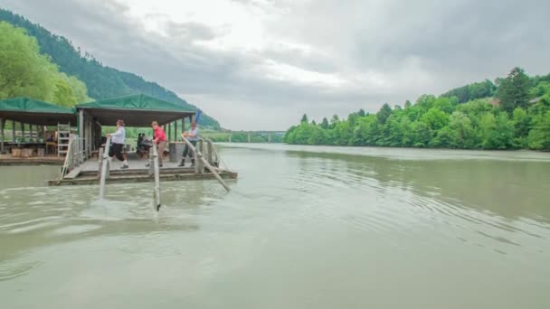 Tre Forsrännare Traditionell Timmerflotte Kaj Längs Drava River Slovenien — Stockvideo