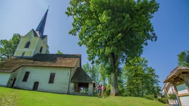 Wandelaar Kaukasisch Paar Kijken Naar George Kerk Slovenj Gradec Slovenië — Stockvideo