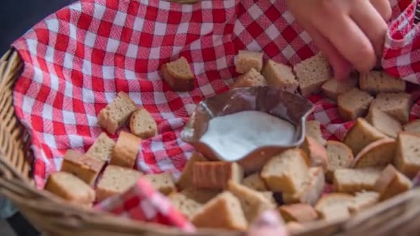 Tangan Mengambil Tongkat Crouton Disajikan Dalam Keranjang Dan Papan Catur — Stok Video