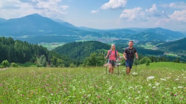 Mladý Kavkazský Pár Chůze Kameře Při Turistice Přes Alpskou Louku — Stock video